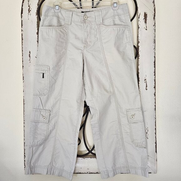 Eddie Bauer Lite Khaki cargo Capri pants Women`s zip closure Size 4 - Picture 1 of 8